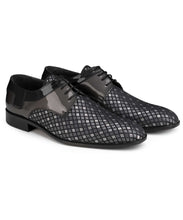 Laden Sie das Bild in den Galerie-Viewer, Derby Schuh mit Lackdetails